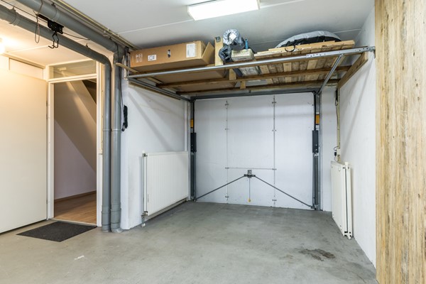 Foto - Te koop: Moderne instapklare drive-inwoning met garage, 3 slaapkamers, balkon met prachtig uitzicht en geheel bestraatte onderhoudsvriendelijke tuin met tuinkamer gelegen aan de rand van Heerlen.